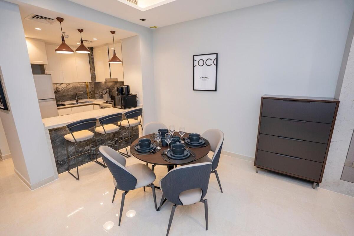 Elegant 2br Nobles Tower With Pool And Gym Dubai