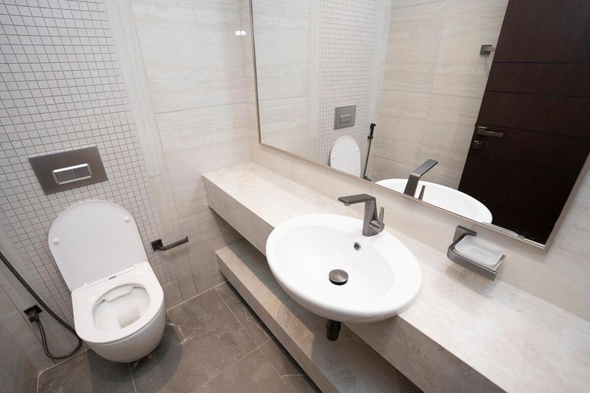 Elegant 2br Nobles Tower With Pool And Gym Dubai