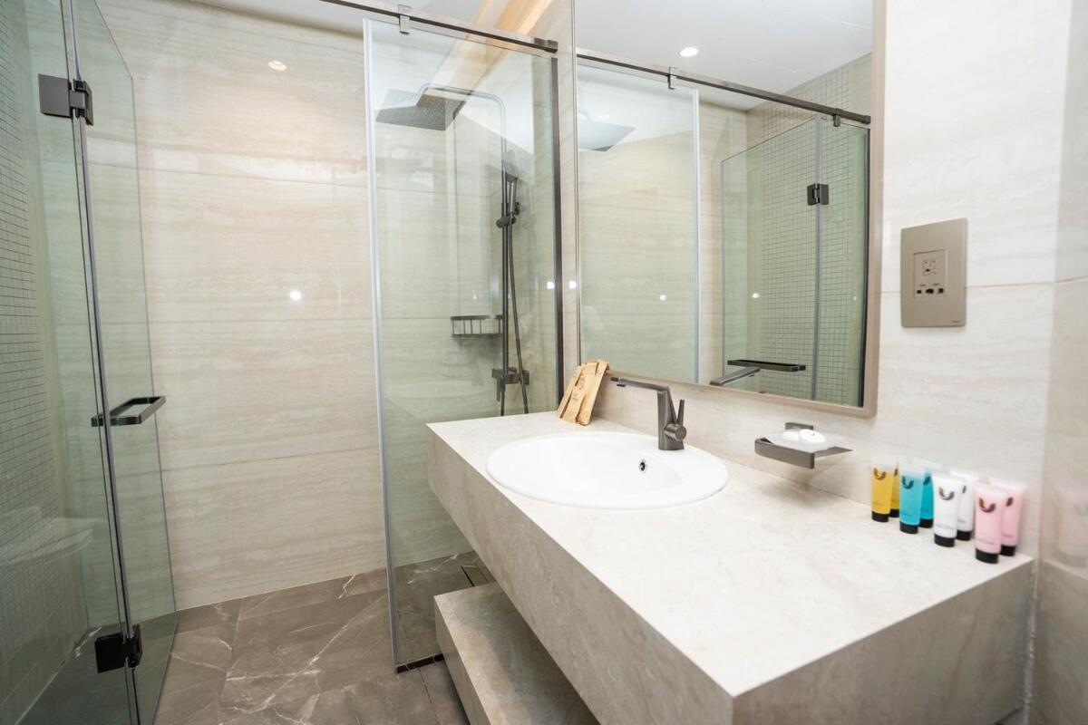 Appartement Elegant 2br Nobles Tower With Pool And Gym Dubai