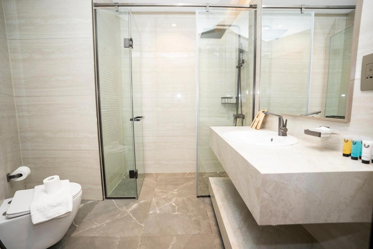 Elegant 2br Nobles Tower With Pool And Gym Dubai
